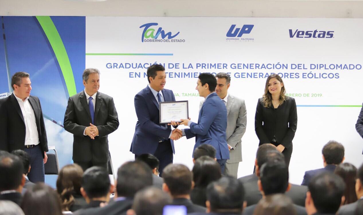 Francisco García Cabeza entregó diplomas a graduados.