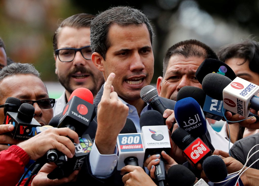Guaidó recordó a las Fuerzas Armadas Bolivarianas que tienen tres días para apara ponerse del lado de la constitución. Reuters