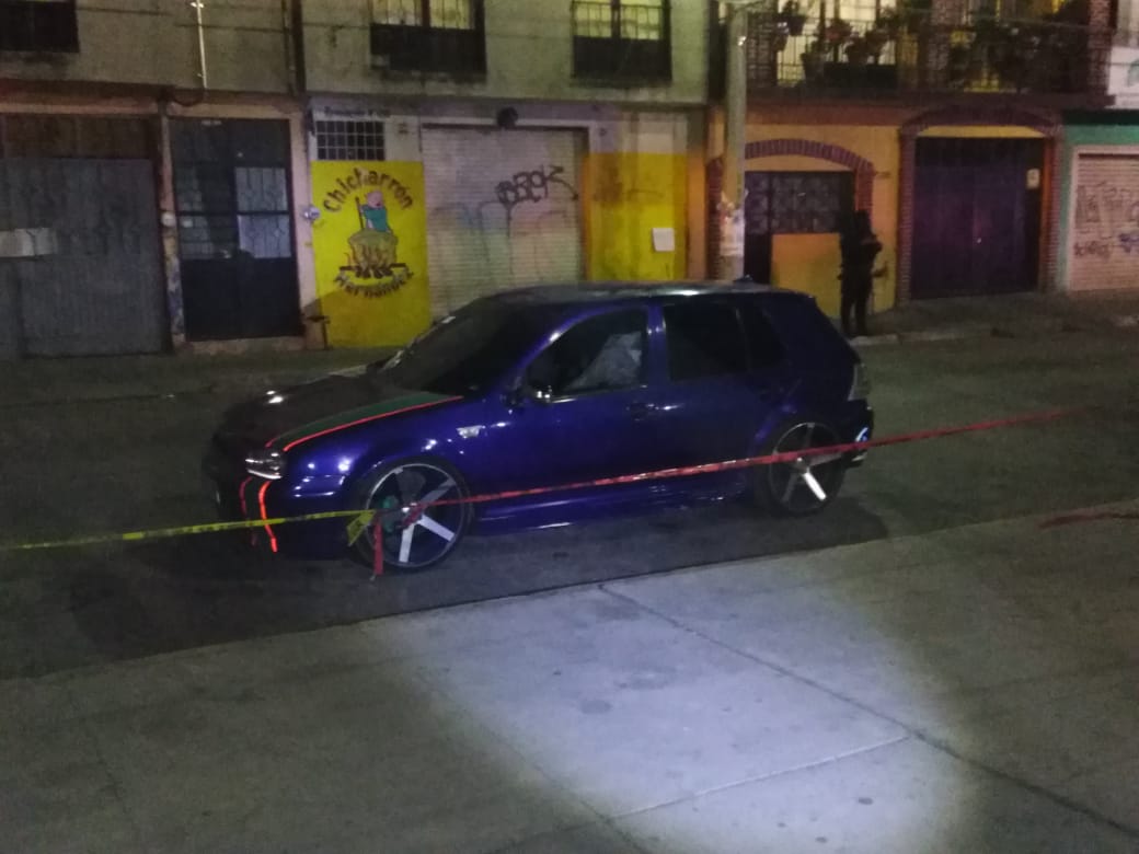 La víctima viajaba en un coche color azul