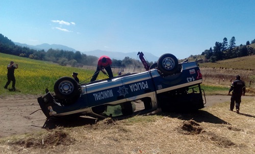 Los lugareños volcaron una camioneta de la policía. (Especial)