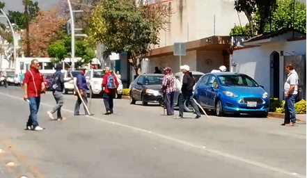 Los manifestantes se armaron con palos. (Óscar Rodríguez)