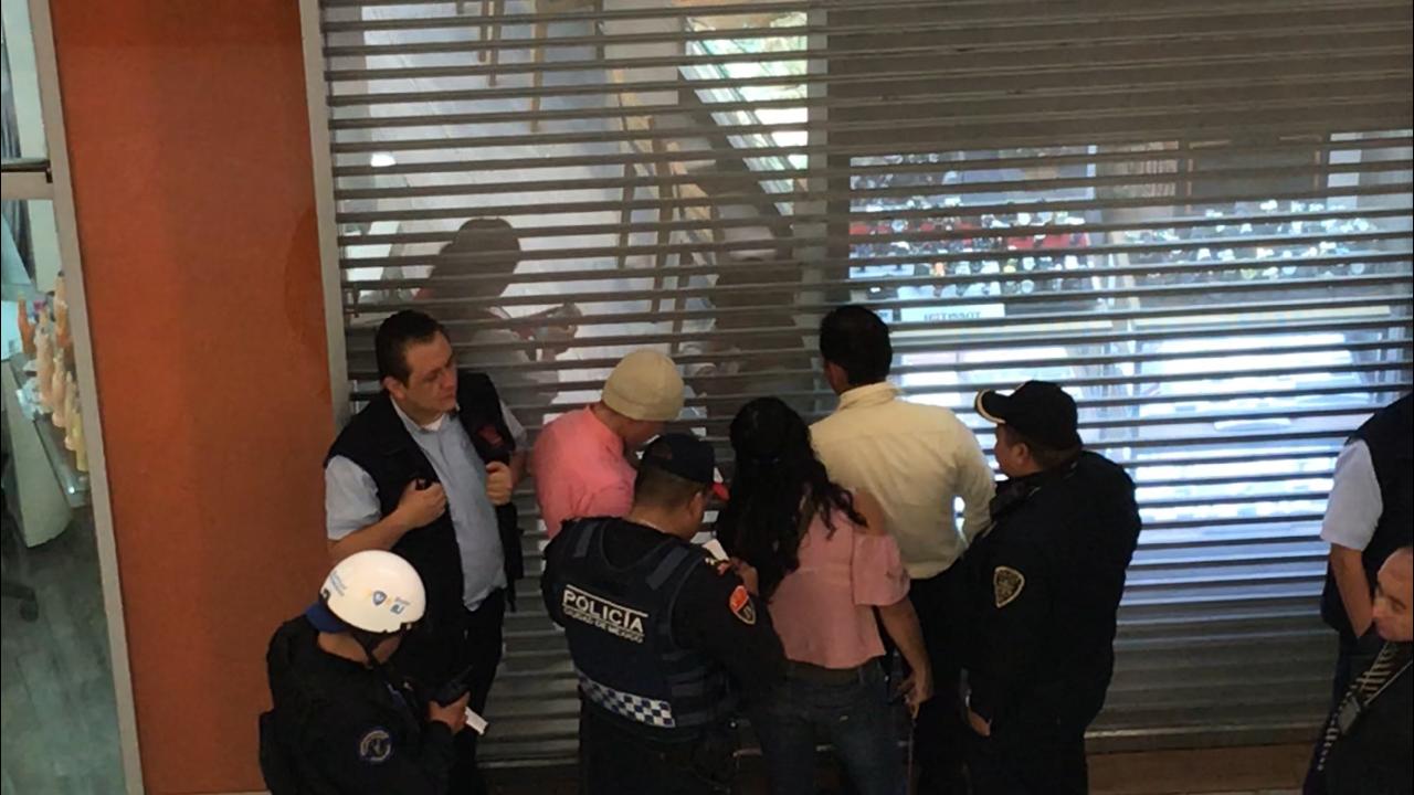 Autoridades resguardan la zona tras el robo. (César Velázquez)