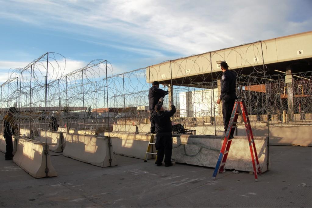 La barricada de alambre de púas fue colocada por la Patrulla Fronteriza. (CBP)
