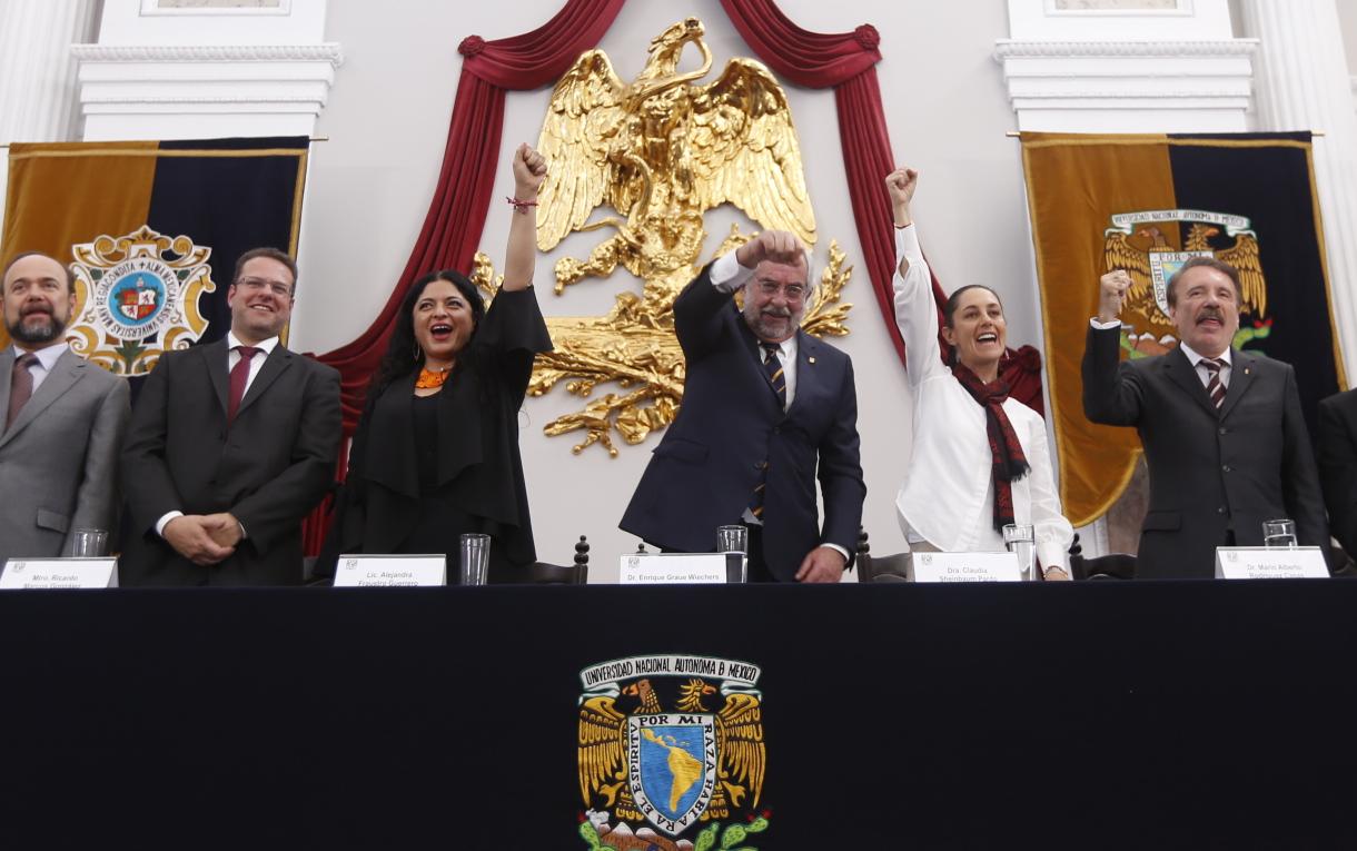 Claudia Sheinbaum junto con el rector de la UNAM, Enrique Graue, y la titular de la Secretaría de Cultura, Alejandra Frausto Guerrero. (Araceli López)