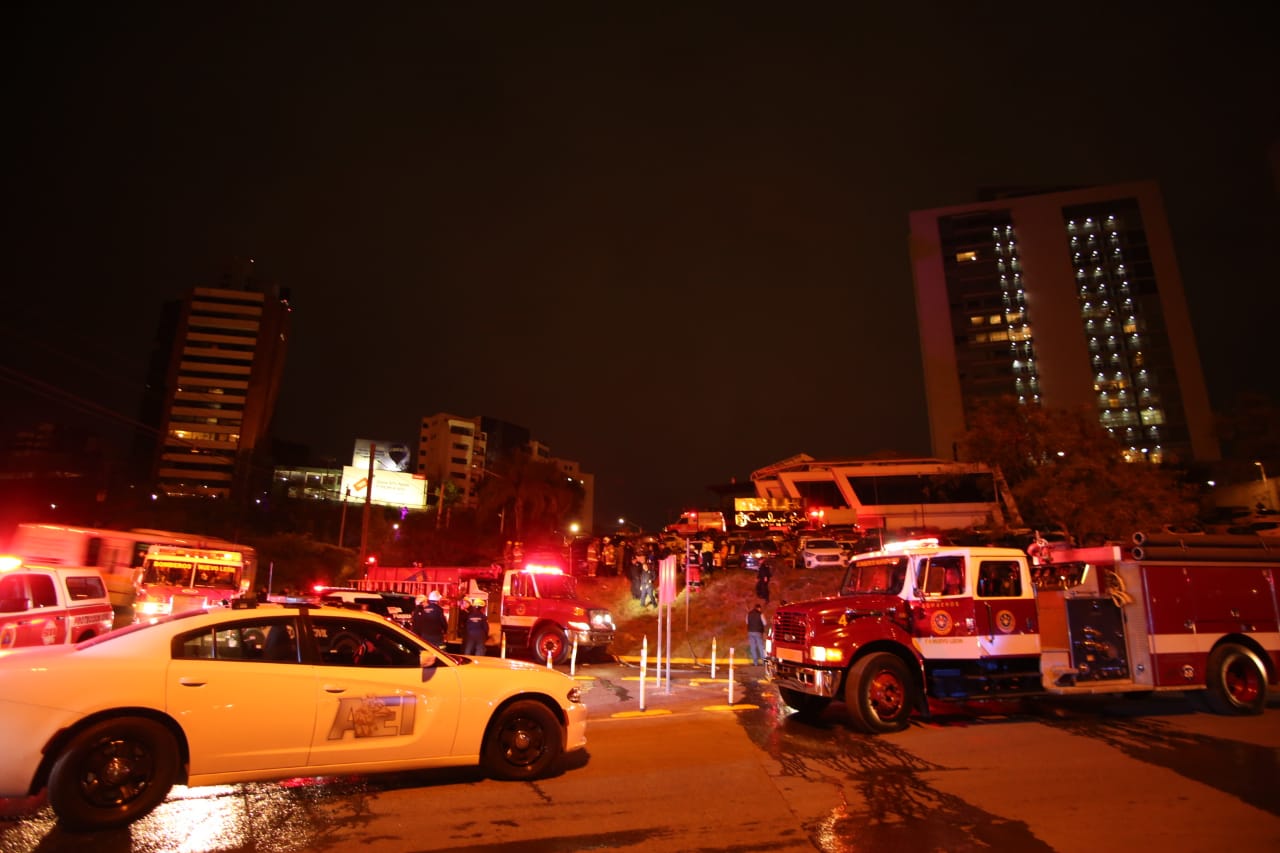 Cuerpos de rescate acudieron al estacionamiento para sofocar las llamas. (Roberto Alanís)