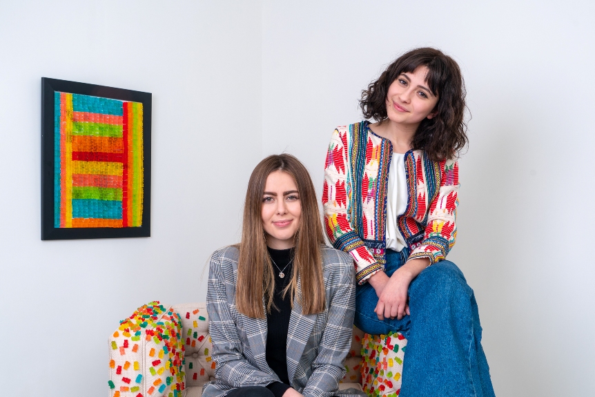 Fernanda Rodríguez y Miriam Arroyo, creadoras del Gummy bear Museum. (Cortesía)