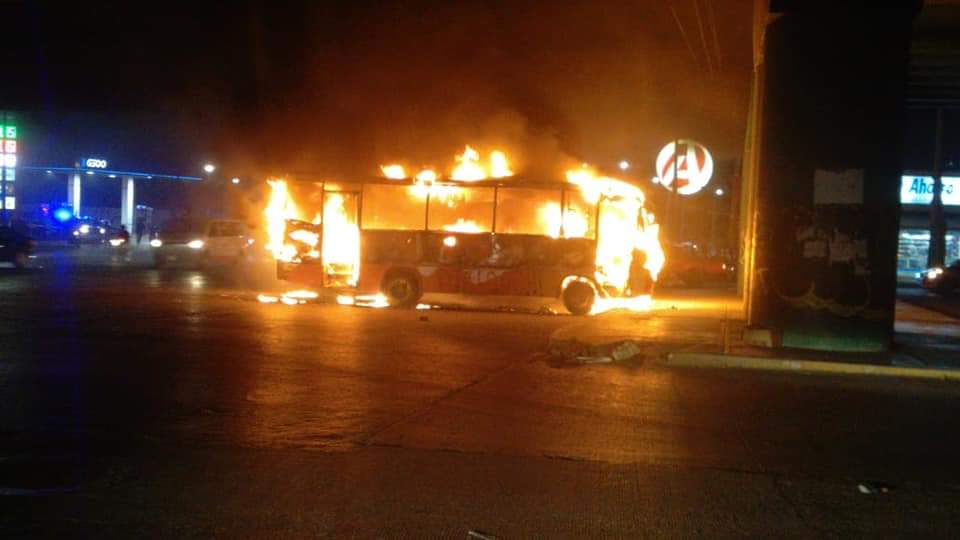 Los normalistas incendiaron las unidades. (Abraham Jiménez)