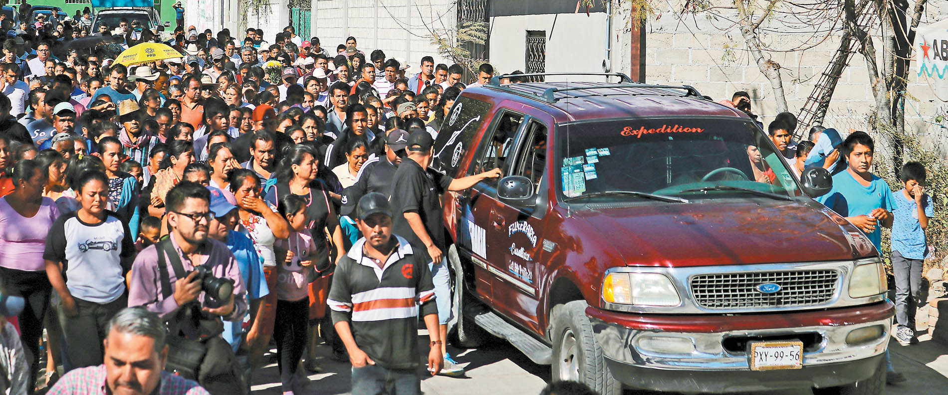 Pobladores de Amilcingo siguen el féretro del activista. (Reuters)