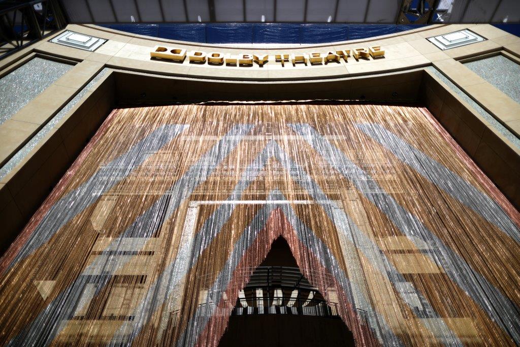 La Academia comenzó la instalación de la decoración afuera y dentro del Teatro Dolby.