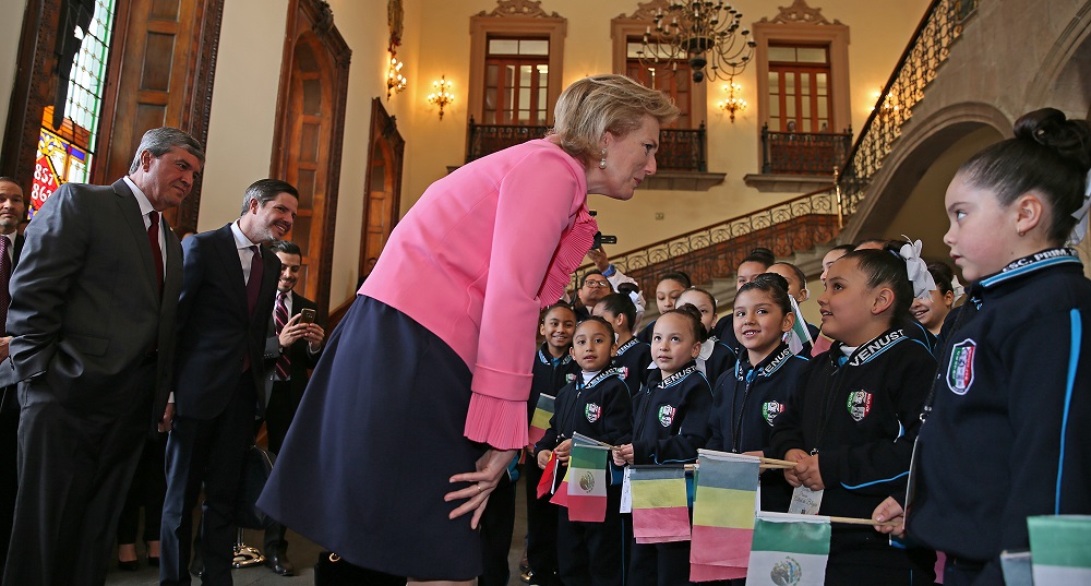 La representante de la Monarquía belga fue recibida por alumnos de la Escuela Primaria “Venustiano Carranza”. (Especial)