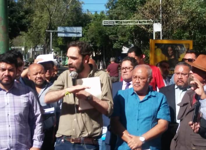 Los taxistas se reunieron con el titular de Semovi frente a la dependencia. | César Velázquez