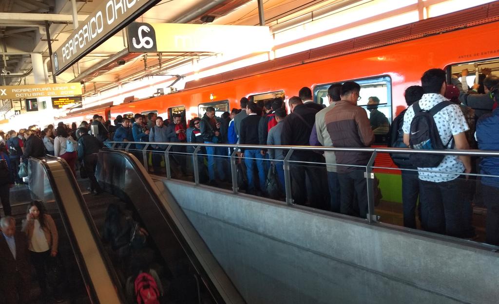 Usuarios de la Línea 12 reportan estaciones saturadas y retraso en los trenes de 10 minutos. | Twitter
