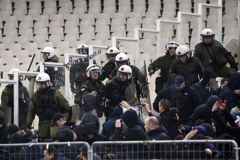 Enfrentamiento entre aficionados y policías en el partido de Champions (EFE)