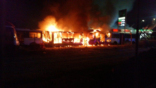 Al lugar llegaron servicios de bomberos de la localidad. (Lauro Galicia)
