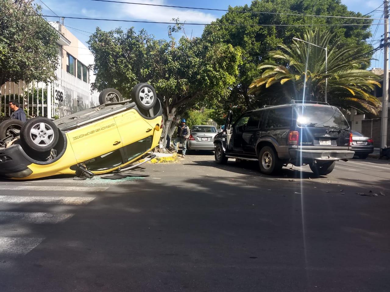 Se registró esta mañana en el cruce de las calles Mexicaltzingo y Miguel de Cervantes. (Jatnael Ortíz)