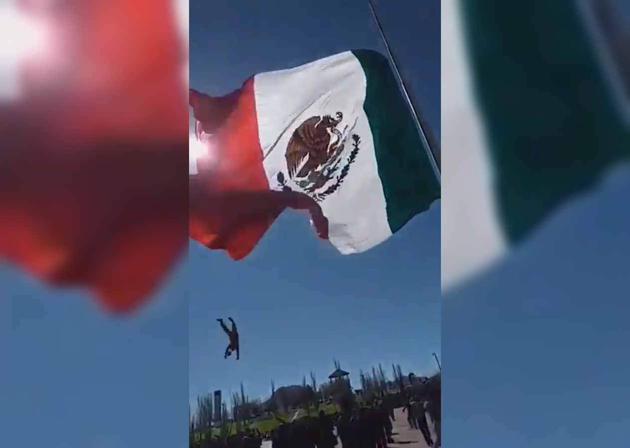 Un soldado cayó de una bandera debido a los fuertes vientos en la entidad. (Captura de pantalla)