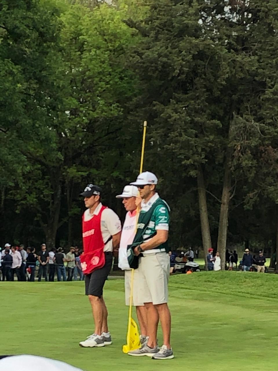 Caddie de Dustin Johnson, lució la playera de Santos en el WGC México (Especial)
