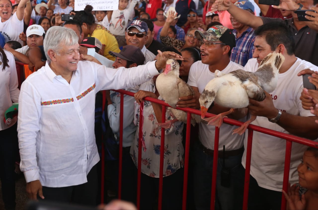 En Campeche obsequiaron un par de gansos al presidente/Javier Ríos.