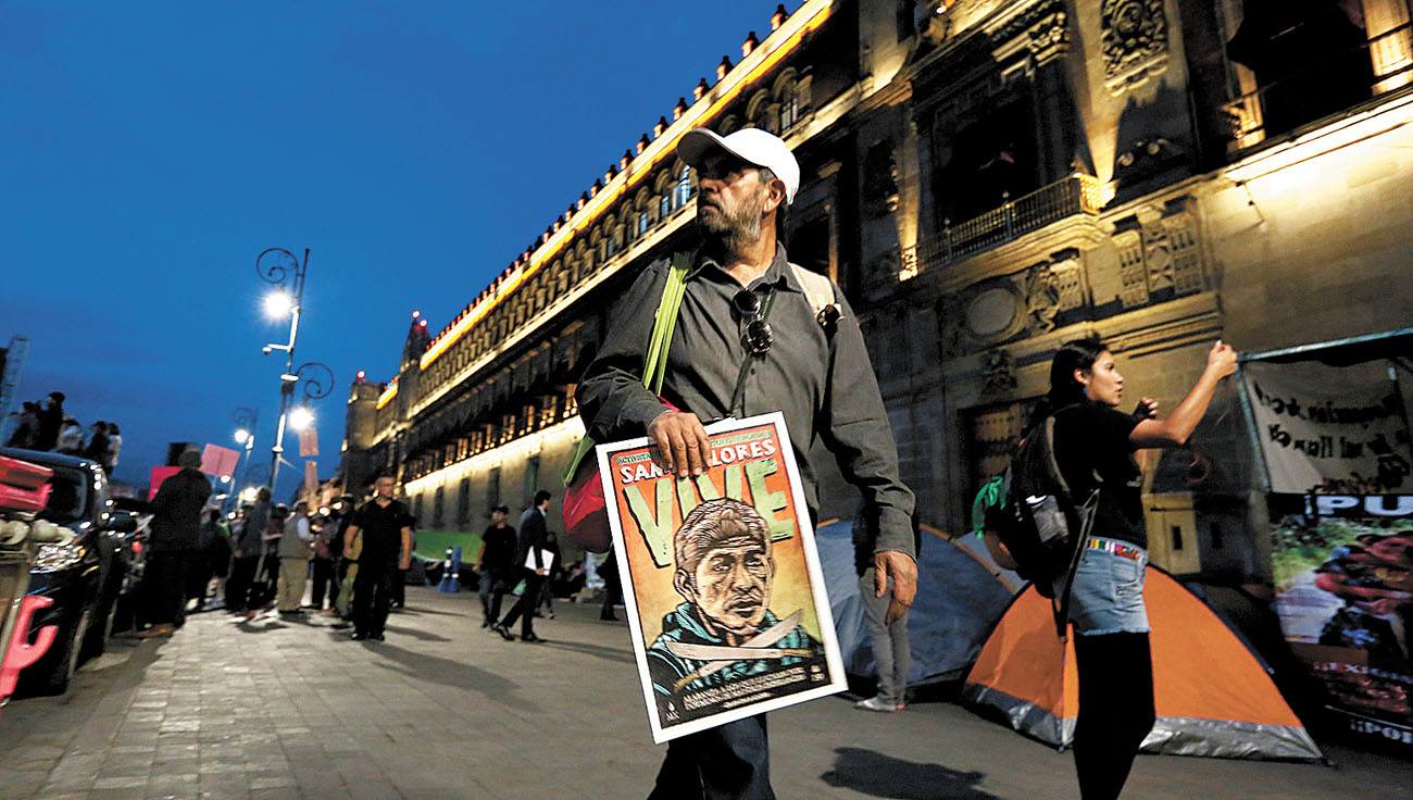 Decenas de inconformes exigieron, frente a Palacio Nacional, justicia por el asesinato del activista Samir Flores. (Octavio Hoyos)