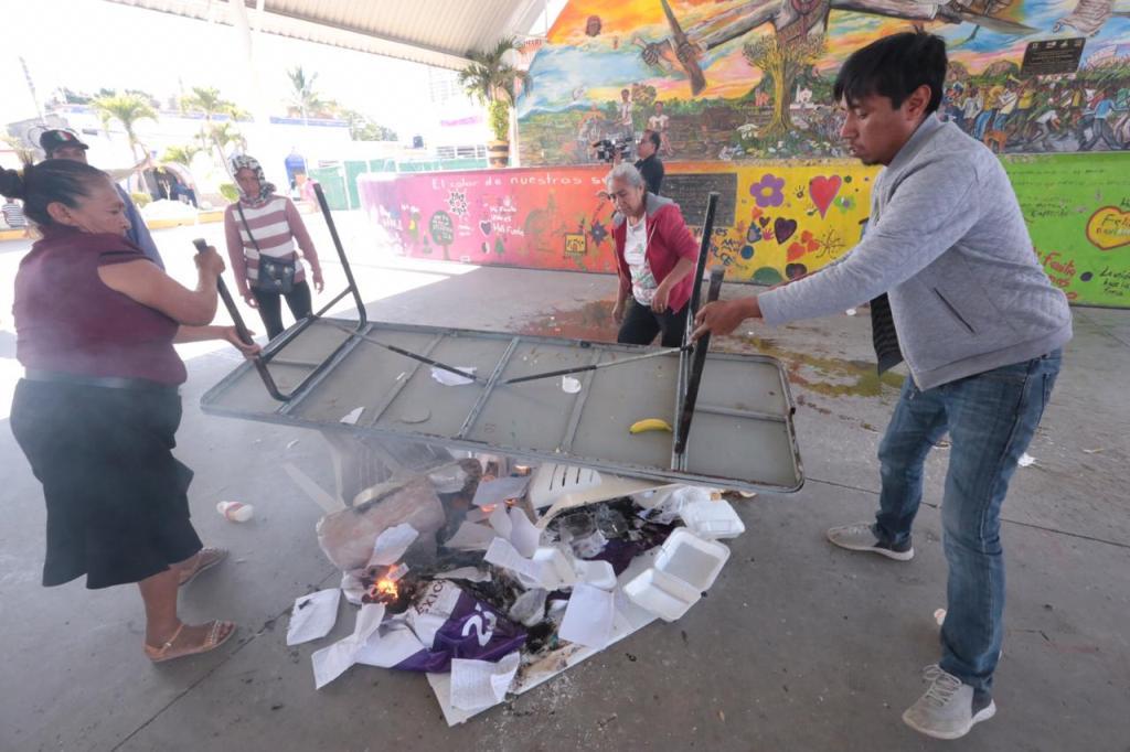 Los Integrantes del Frente de Pueblos en Defensa de la Tierra también vandalizaron otra caseta en Jaltetenco. (Jesús Quintanar)