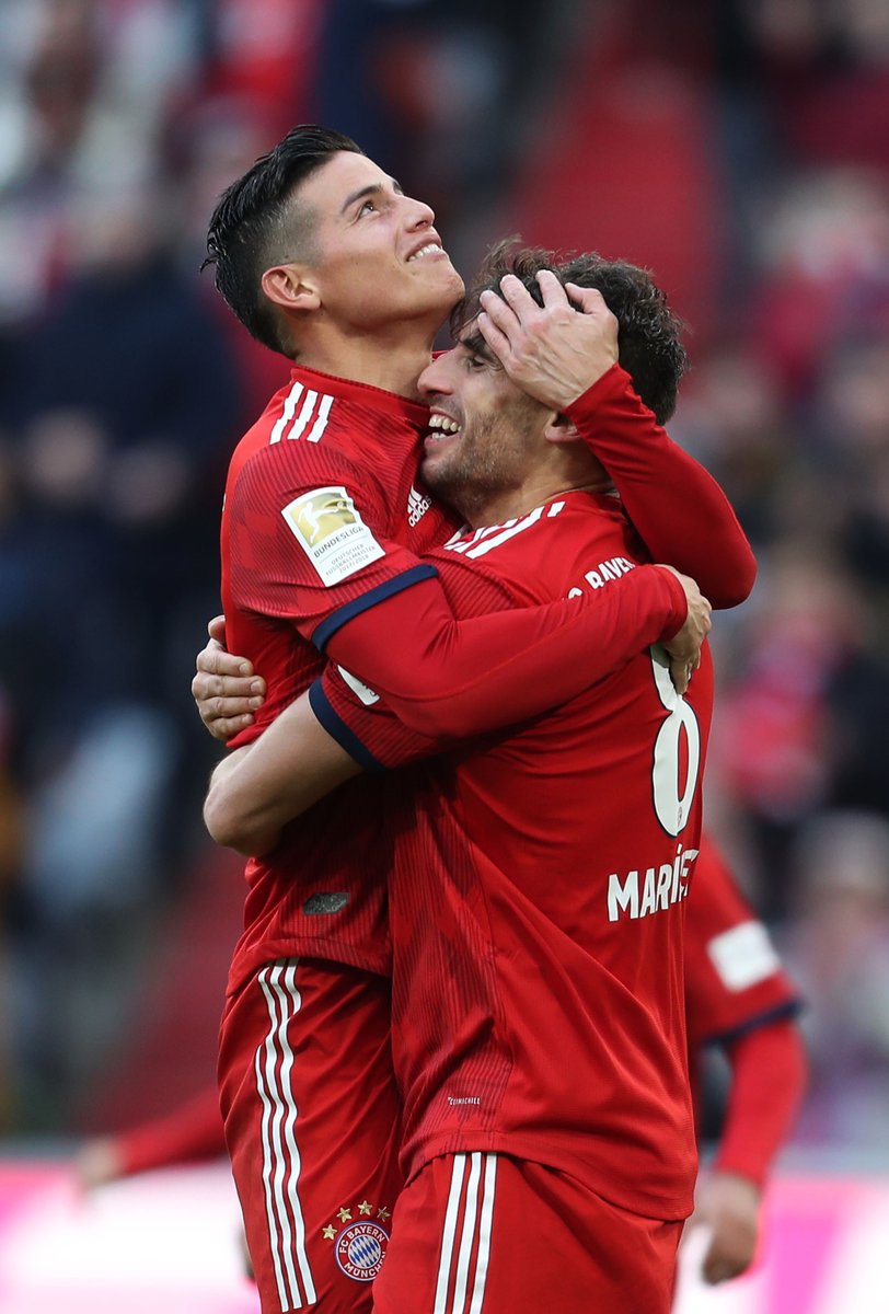 Javi Martinez y James Rodríguez celebrando el gol (Twitter @FCBayernES)