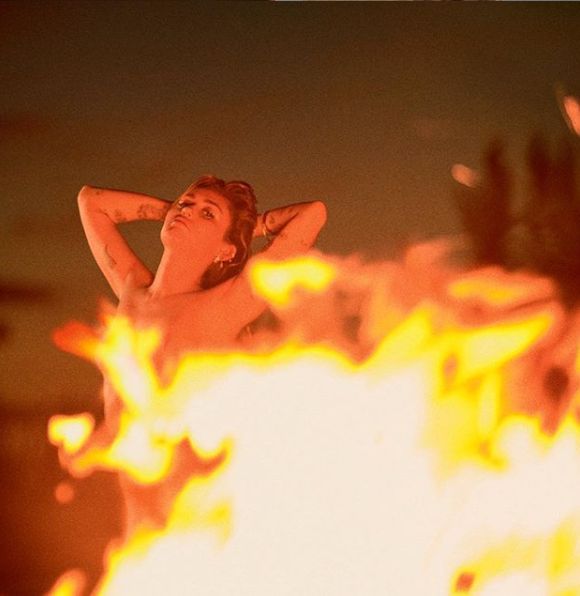 Miley Cyrus se desnuda en Instagram