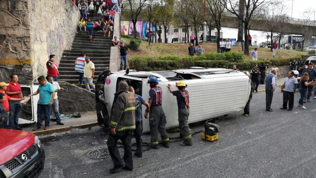 Al parecer el conductor de la unidad viajaba a exceso de velocidad. (Jorge Becerril)