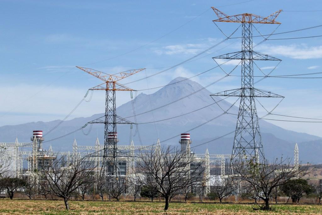 La planta termoeléctrica está construida en la salida sur del pueblo de Huexca. | Cuartoscuro
