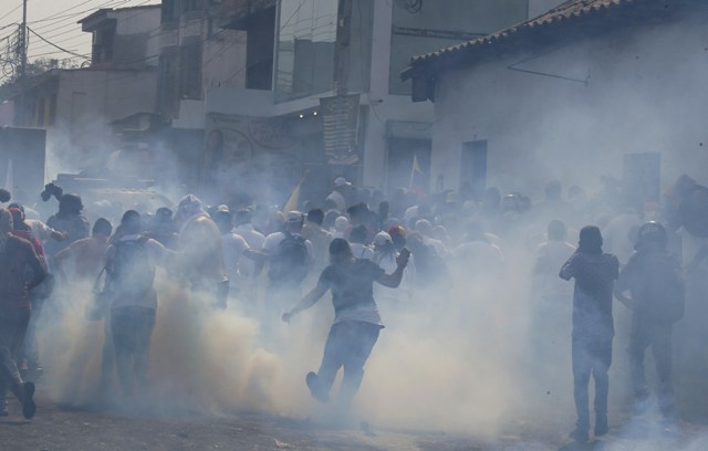Las protestas en la frontera entre Venezuela y Colombia por el ingreso de ayuda humanitaria dejaron 42 heridos/Reuters.