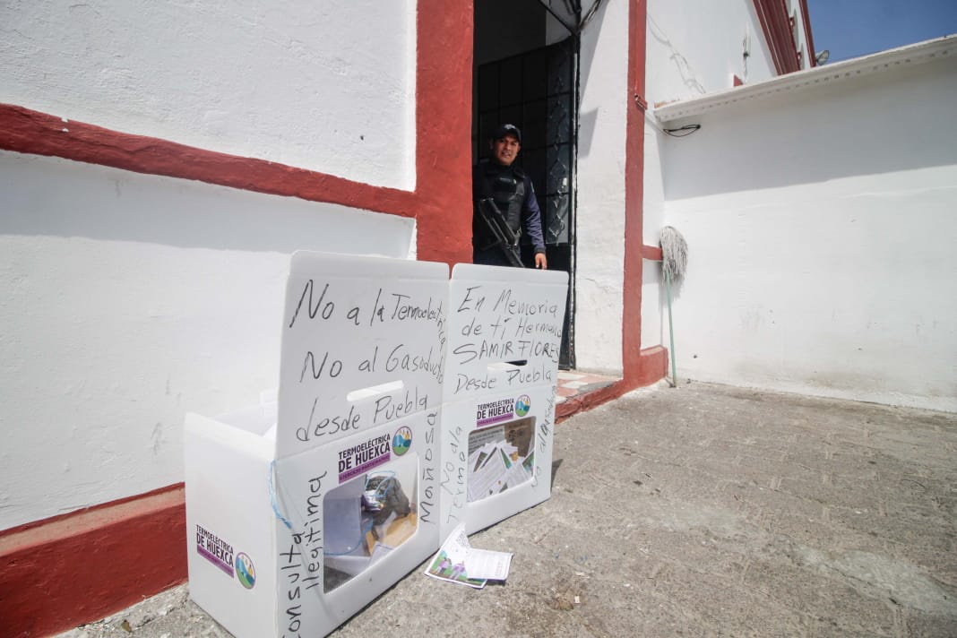 Dos urnas vandalizadas fueron depositadas afuera de la presidencia auxiliar de San Mateo Cuanalá (Miguel Romero)