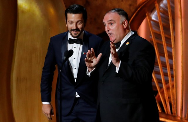 Diego Luna estuvo acompañado del chef español José Andrés/Reuters