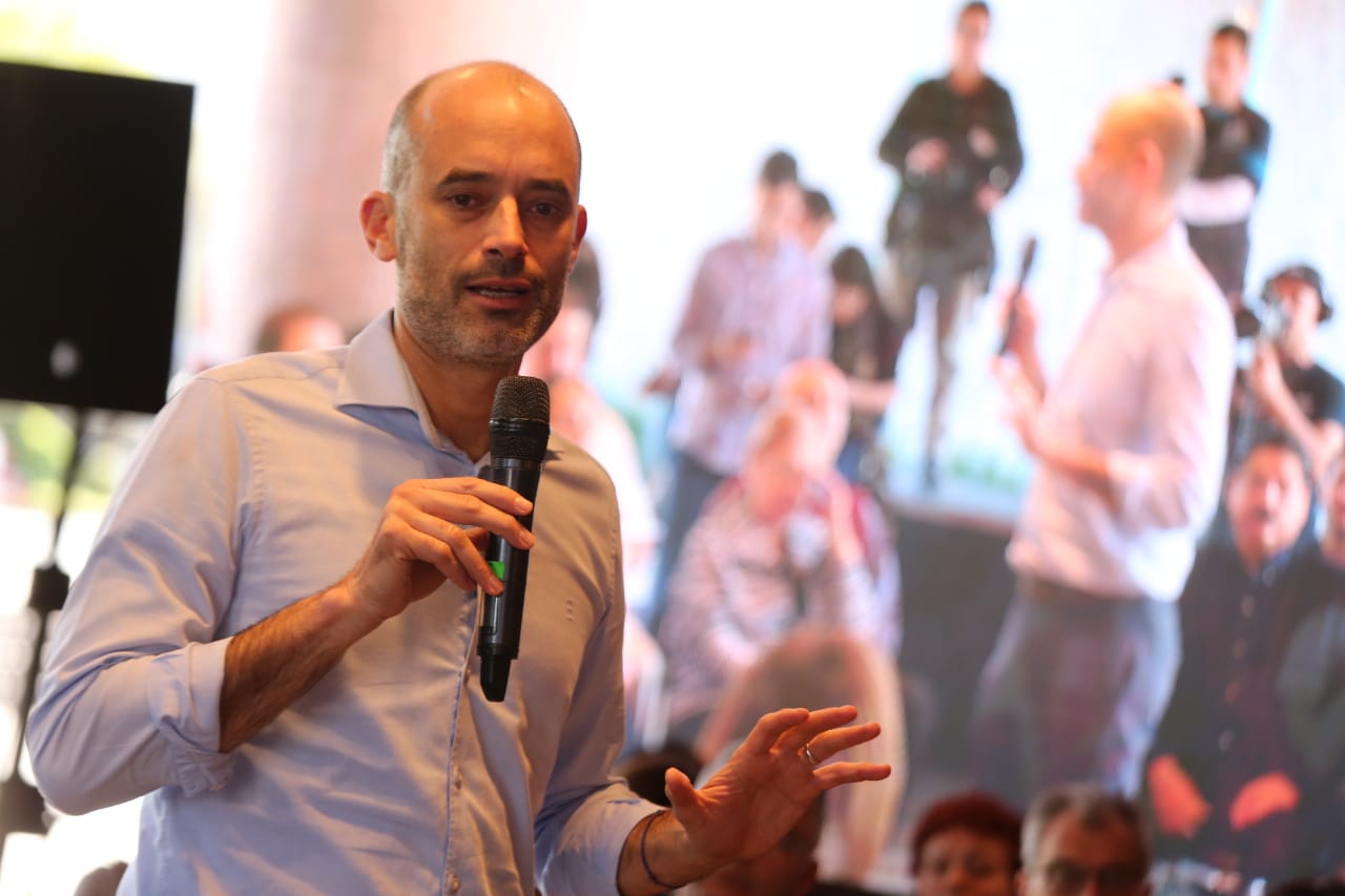 Este domingo por la mañana el alcalde se reunió con miembros de diversos consejos consultivos en el Auditorio San Pedro. (Foto: Roberto Alanís)