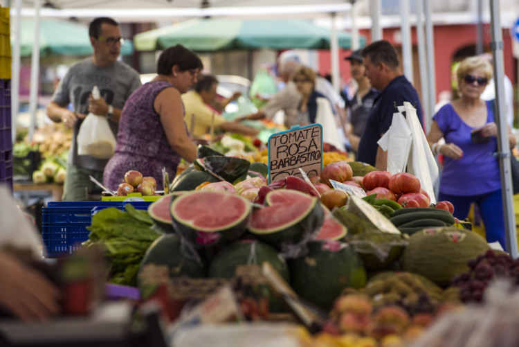 Frutas y verduras en mercados