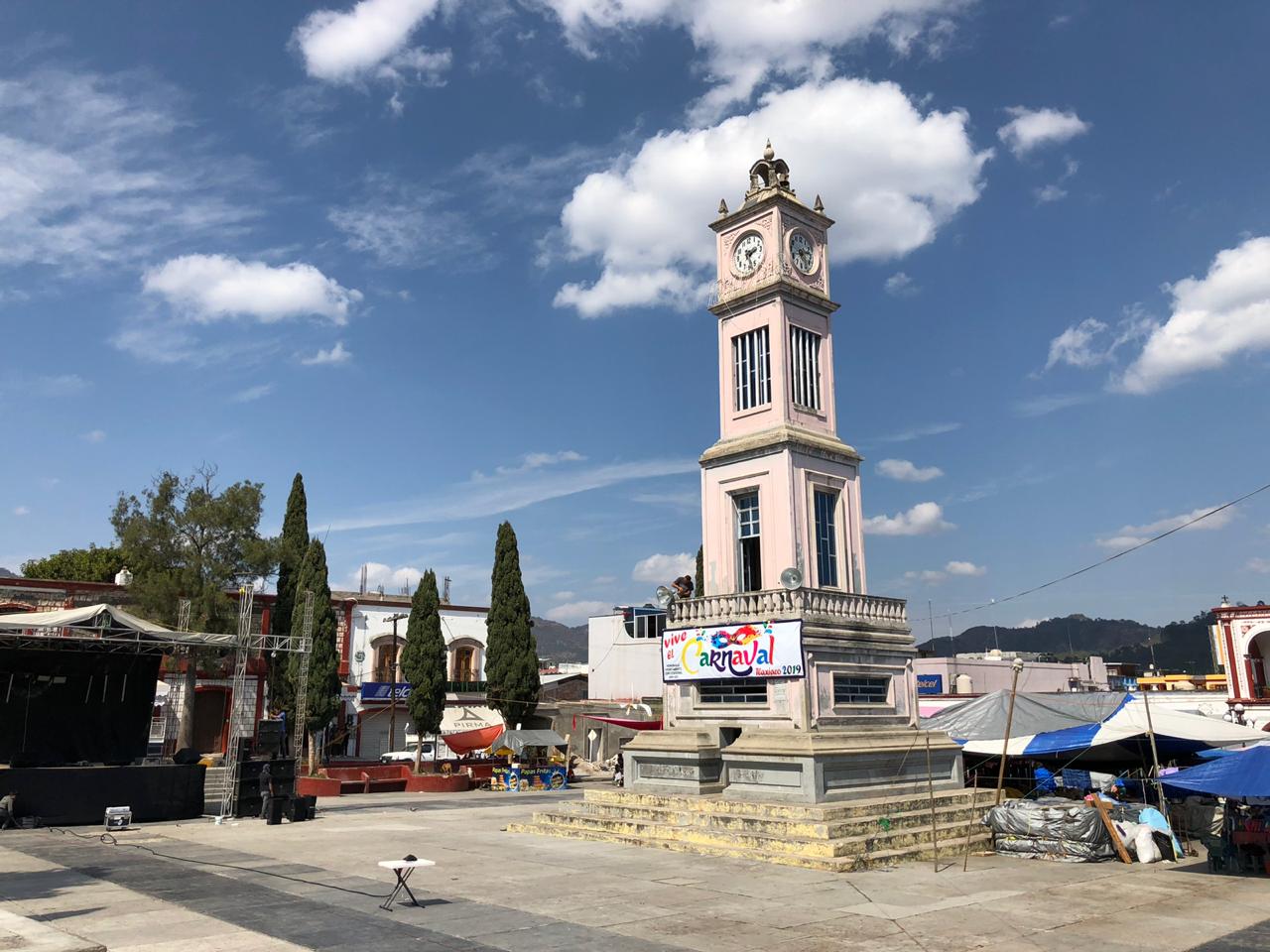 Así luce el zócalo de Tlaxiaco, previo a la ceremonia de los Premios Oscar . (Óscar Rodríguez)