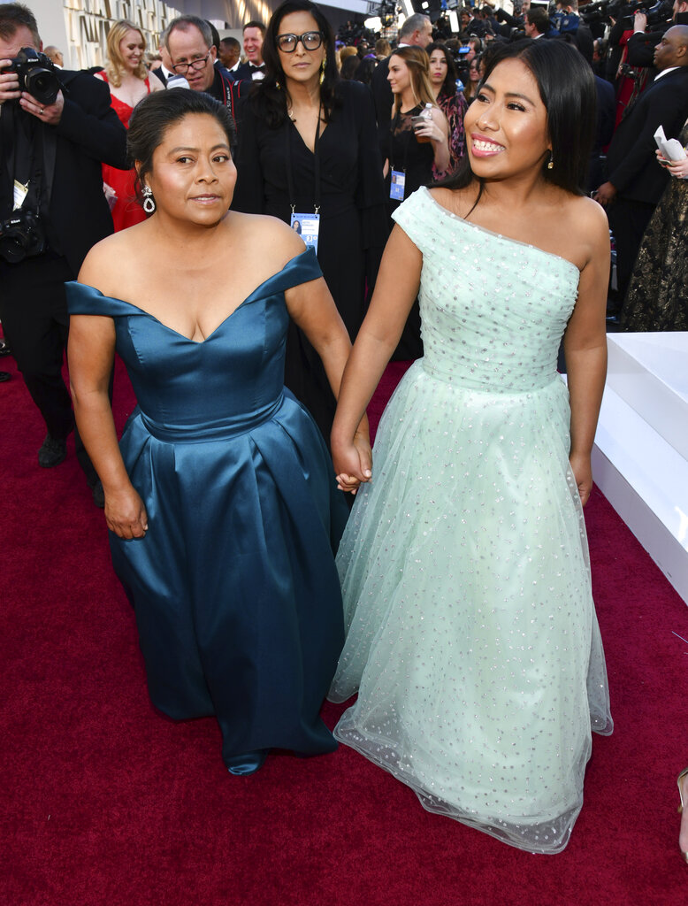 Así llegó la mamá de Yalitza a la alfombra roja de los Oscar. AP