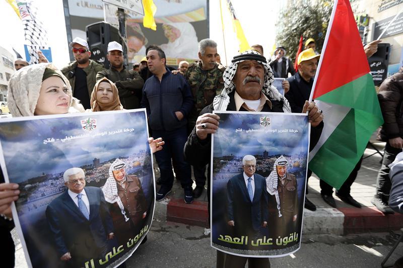 Los manifestantes portaron fotos del presidente Mahmoud Abbas y del fallecido líder Yasser Arafat en la ciudad de Hebrón, Cisjordania. (EFE)