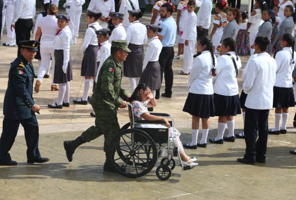 Los menores fueron retiraron en sillas de ruedas por militares. | Javier Ríos