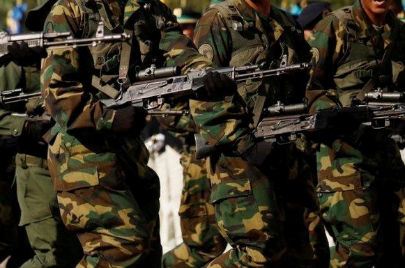 Los militares van a iniciar los procedimientos normales de solicitud de refugio o residencia temporal. (Archivo)