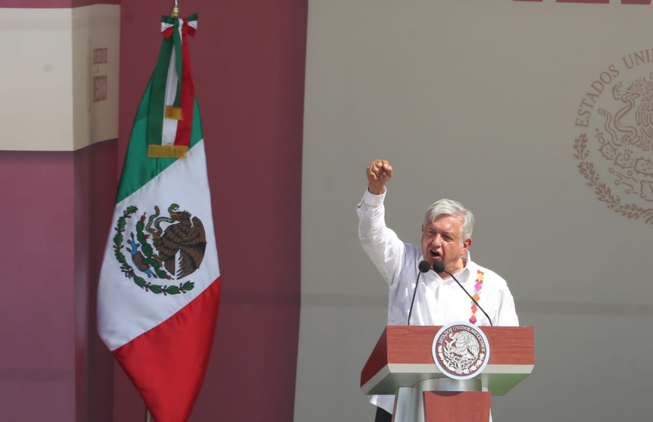 El Presidente  durante la ceremonia por el Día de la Bandera en Chetumal. (Javier Ríos)