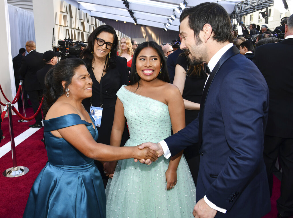 Yalitza, Margarita Martínez y Diego Luna. (AP)