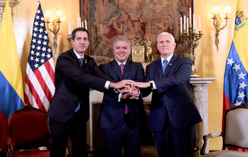 El autoproclamado presidente de Venezuela, Juan Guiadó (izq.) Iván Duque, presidente de Venezuela y Pence, en Bogotá. (AFP)