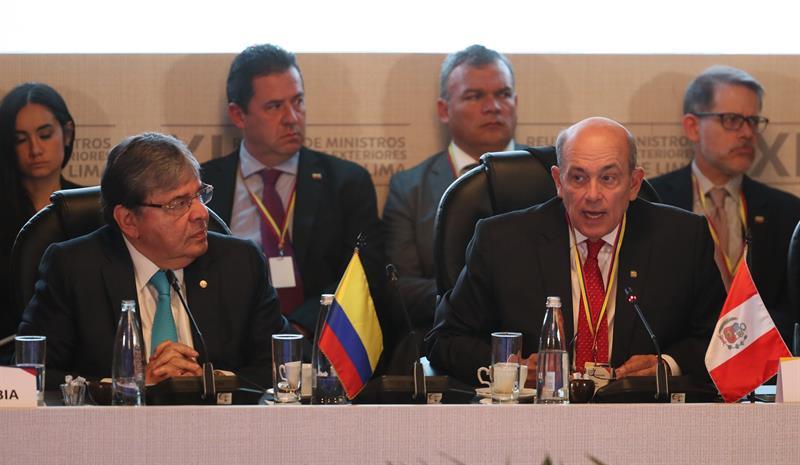 El canciller de Colombia, Carlos Holmes Trujillo (i), y el viceministro de Relaciones Exteriores de Perú, Hugo de Zela. (EFE)