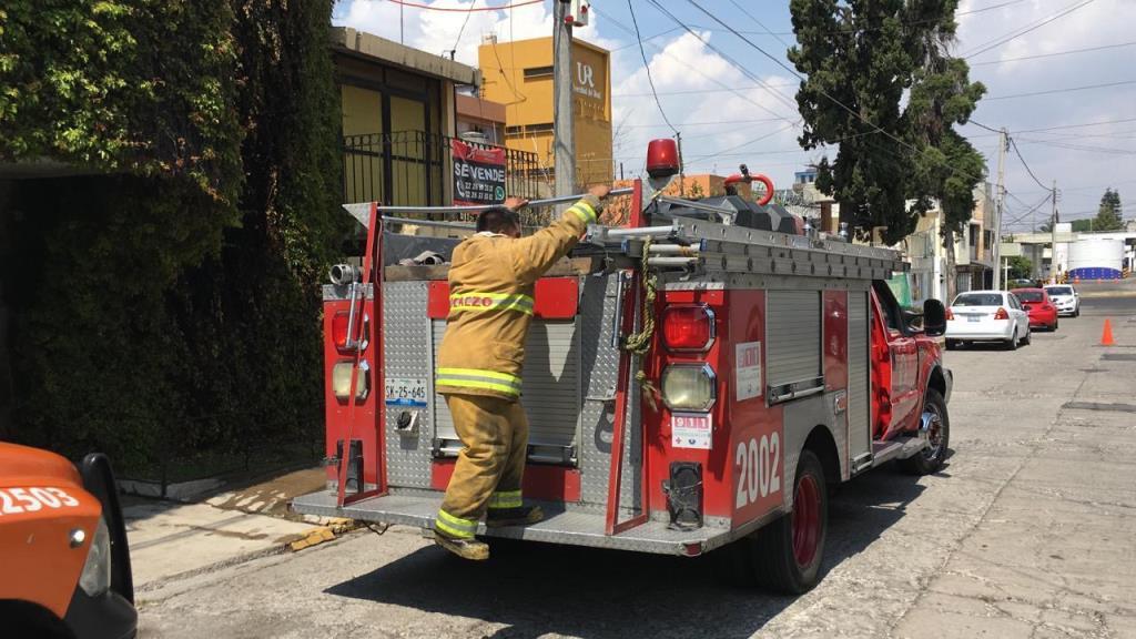 Elementos de la Policía Municipal reguardaron el inmueble mientras los vulcanos realizaban las maniobras (Andrés Sánchez)