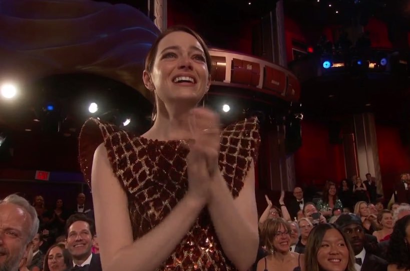 Emma Stone no ocultó su felicidad al escuchar que su colega Olivia Colman resultó ganadora como Mejor Actriz en los Oscar (Especial).