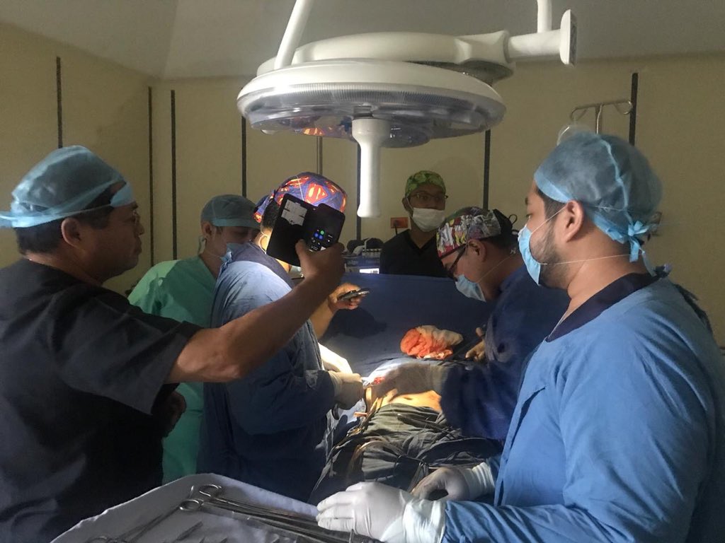El equipo médico ilumina la zona donde el médico realiza la cirugía. (Especial)