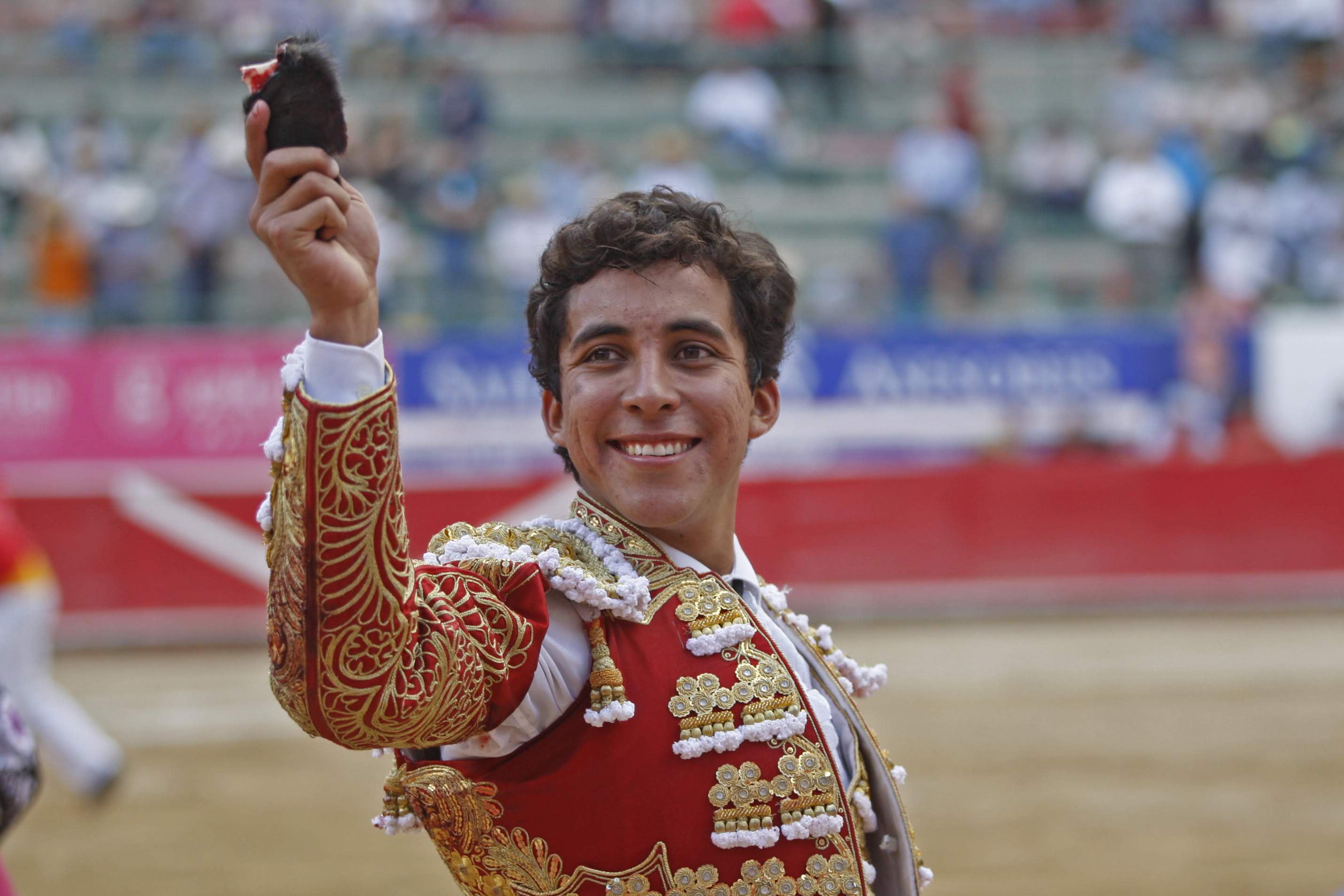 Feliz se vio a Leo Valadez en la plaza Nuevo Progreso luego de llevarse tres orejas.  (Fernando Carranza)