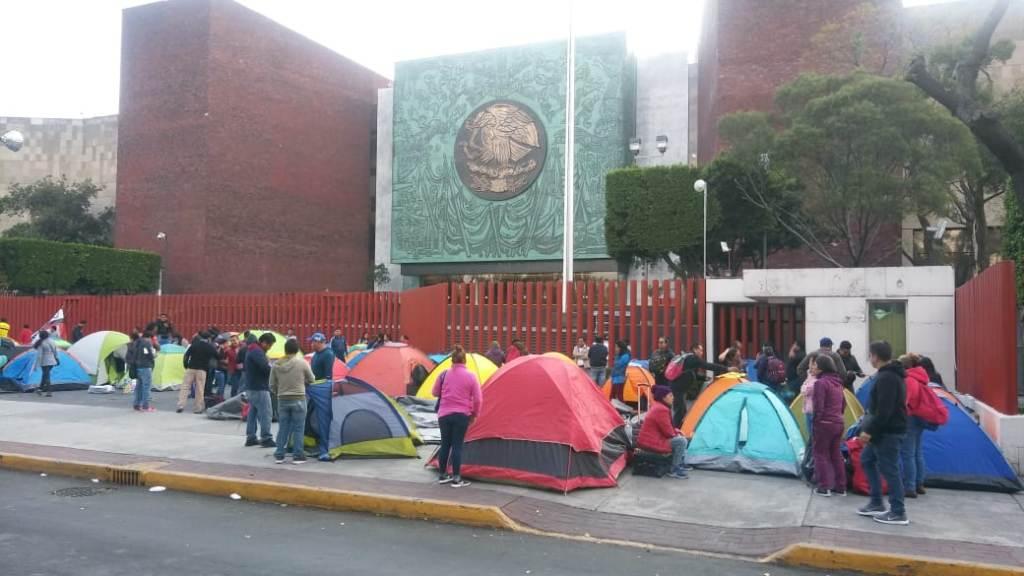 Los maestros de la CNTE instalaron un plantón de 72 horas frente a la Cámara de Diputados. | César Velázquez