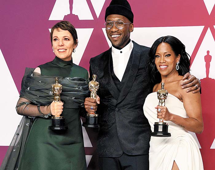 Olivia Colman, Mahershala Ali y Regina King posan orgullosos con sus estatuillas. Reuters