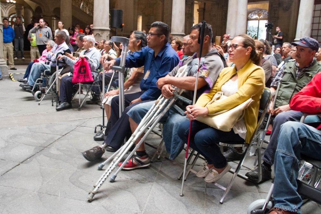 Personas con discapacidad durante la ceremonia de Entrega de Ayudas Técnicas a personas con Discapacidad. (Cuartoscuro)