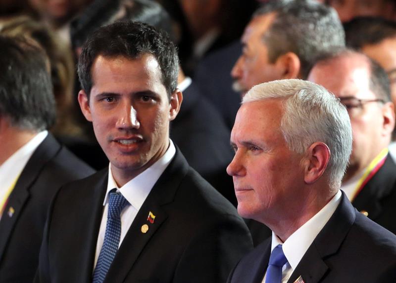 El vicepresidente de Estados Unidos, Mike Pence (d), y el mandatario interino de Venezuela, Juan Guaidó (i), durante la reunión del Grupo de Lima, en 